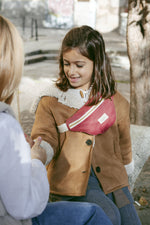 Sac banane enfant en velours côtelé camel avec sangle ajustable - mazzanne