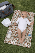 Tapis à langer nomade bébé personnalisable en tissu imperméable et gaze de coton camel - Mazzanne