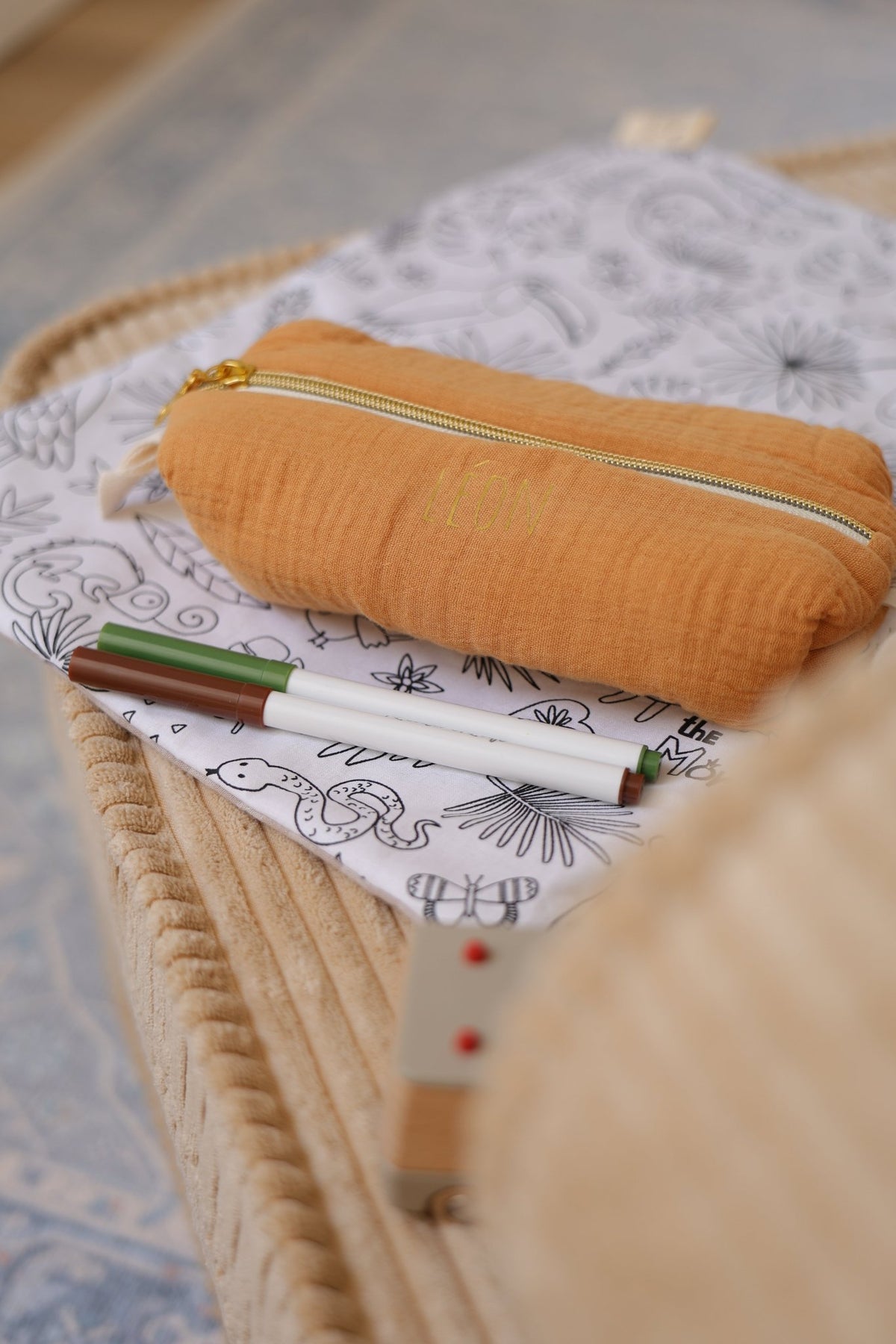 Trousse à crayons enfant école personnalisée en gaze de coton camel faite main - Mazzanne
